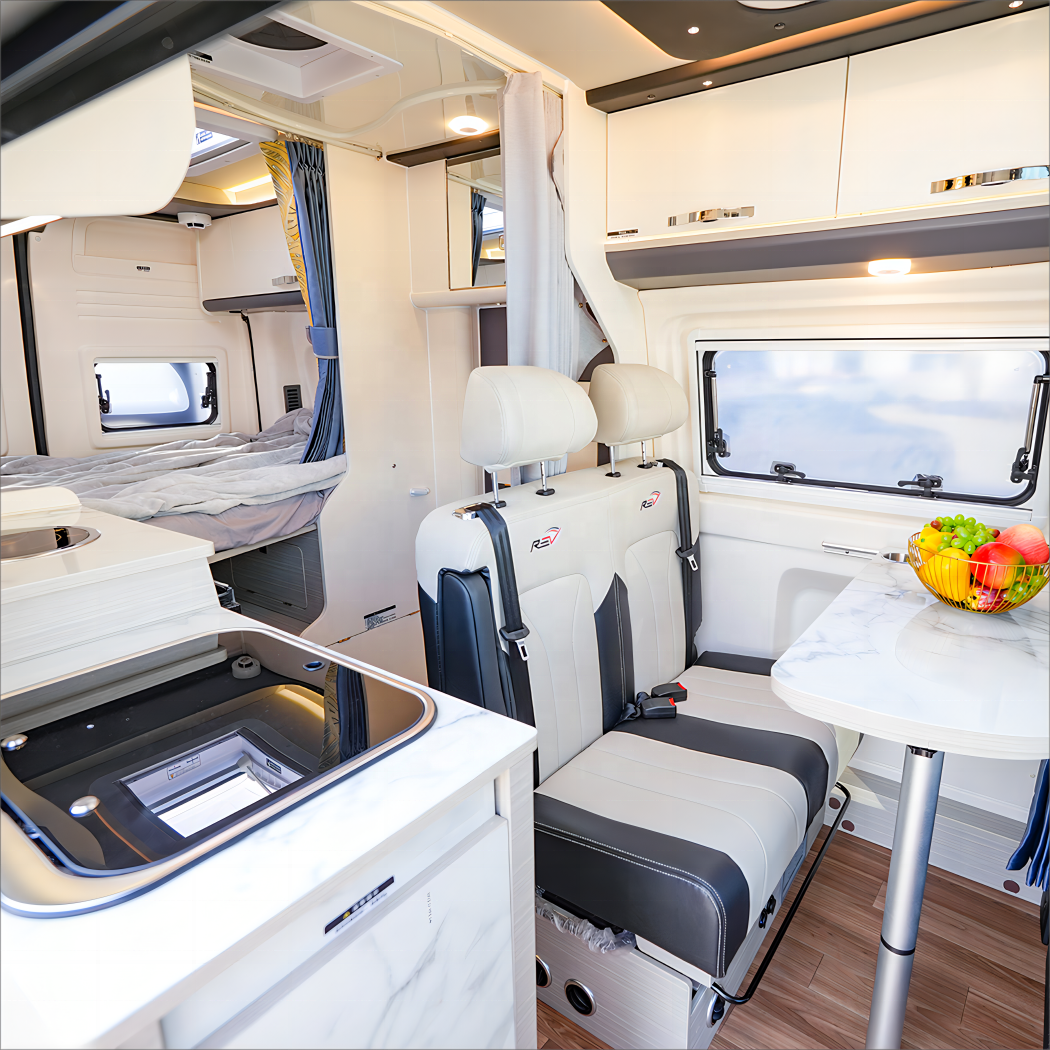 QXN RV Ruifu R500 Diesel 4-Seat Used Car Turbo Engine Automatic Gearbox Hydraulic Steering System Euro VI R16 Leather FWD Bus