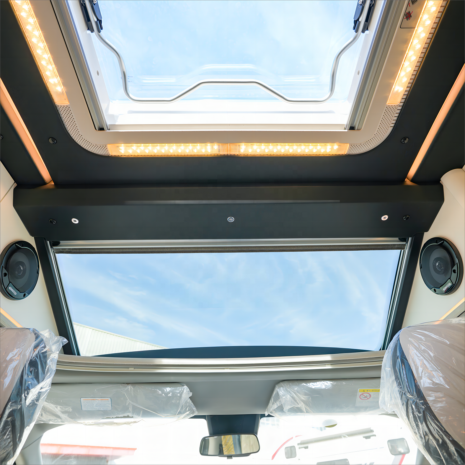 QXN RV Ruifu R500 Diesel 4-Seat Used Car Turbo Engine Automatic Gearbox Hydraulic Steering System Euro VI R16 Leather FWD Bus