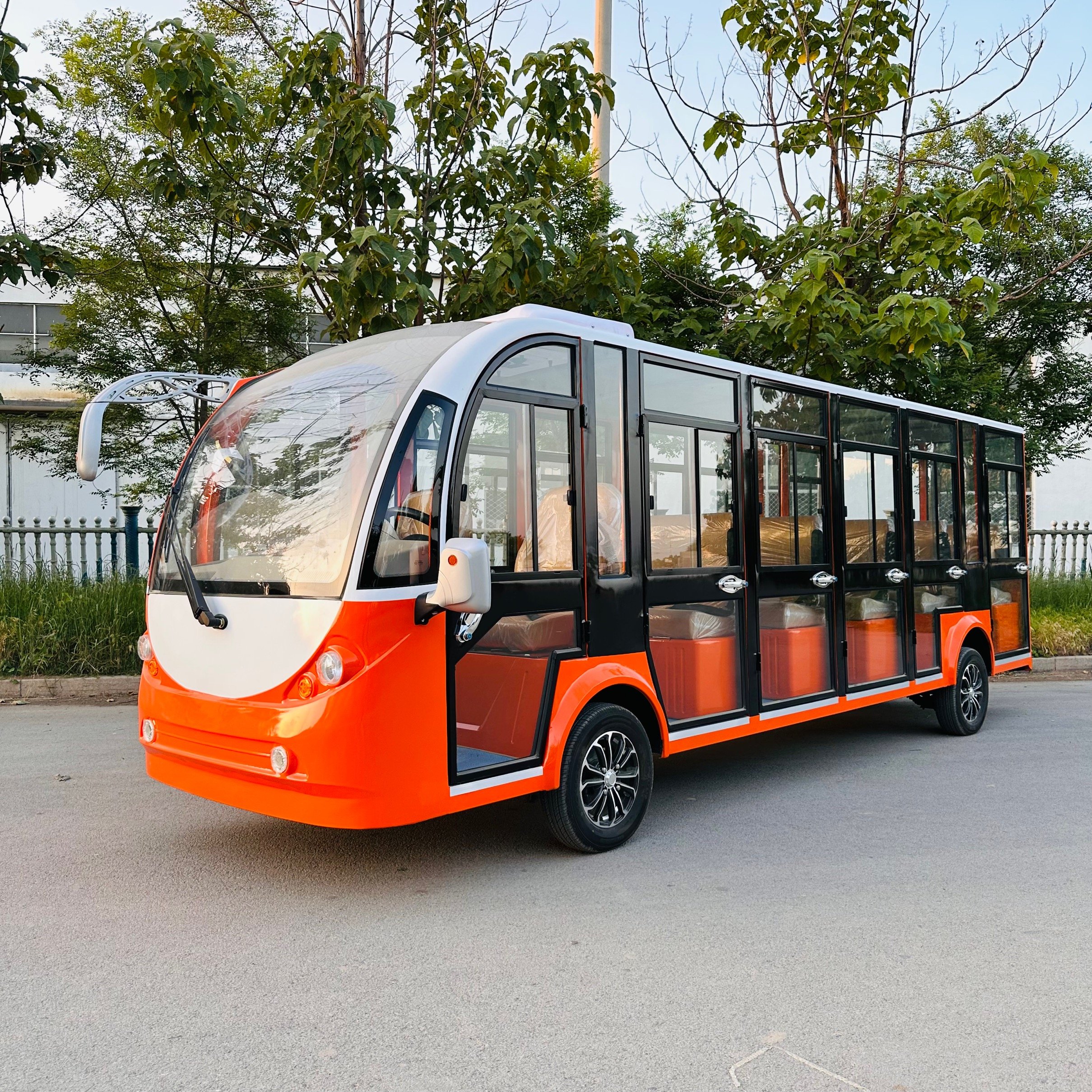 Battery Operated Electric Sightseeing Bus With Low Price Classic Tourist Shuttle Electric Sightseeing Bus