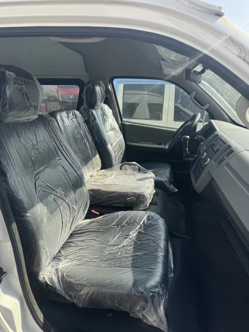 Foton 15-Seater Mini Bus With Left-Hand Drive Manual Transmission Diesel Engine in Good Price
