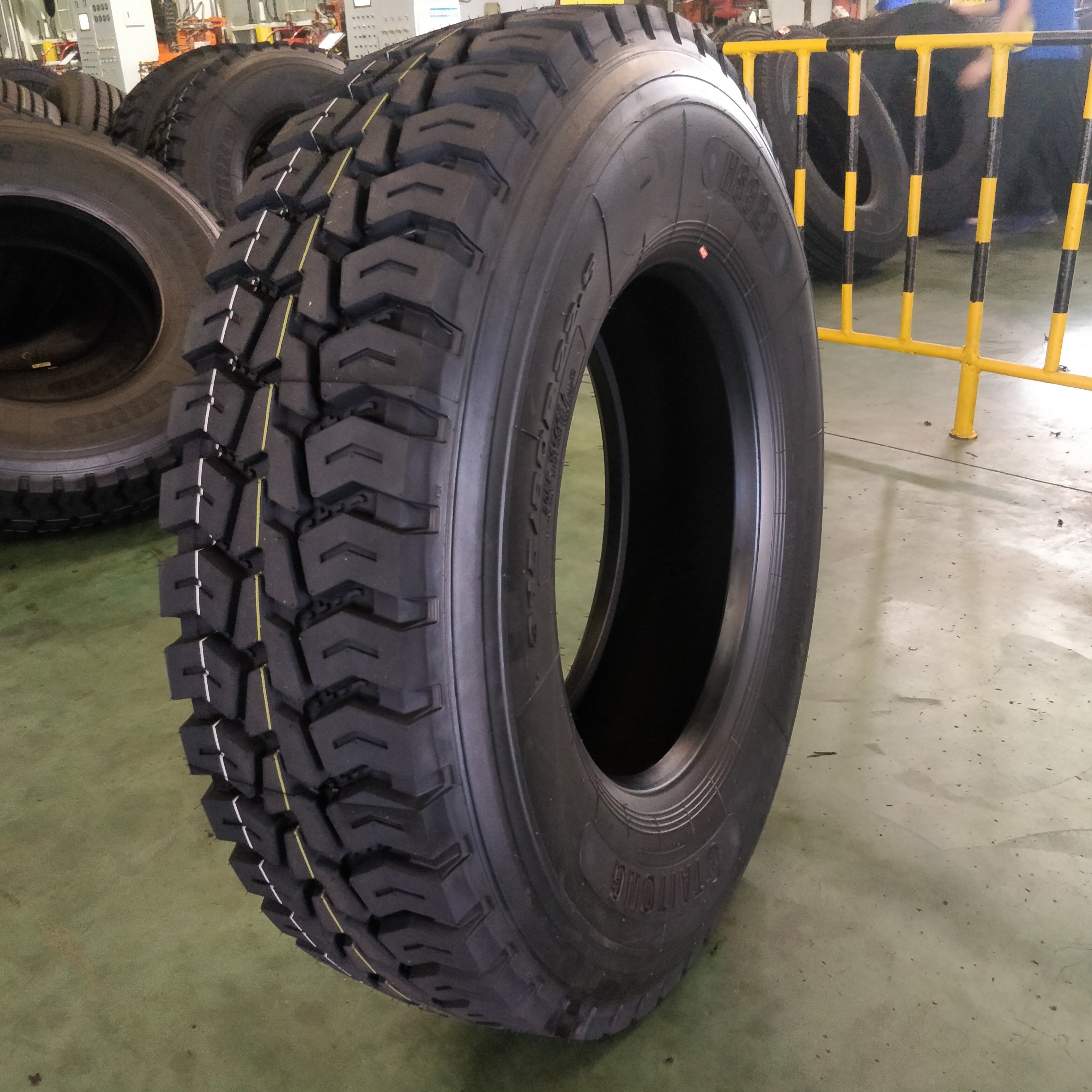 China Factory Truck and Bus Tires9.5R17.5 Heavy Duty315/80R22.5 215/75R22.5 235/75R17.5 235/75R17.5 Radial Truck Tires