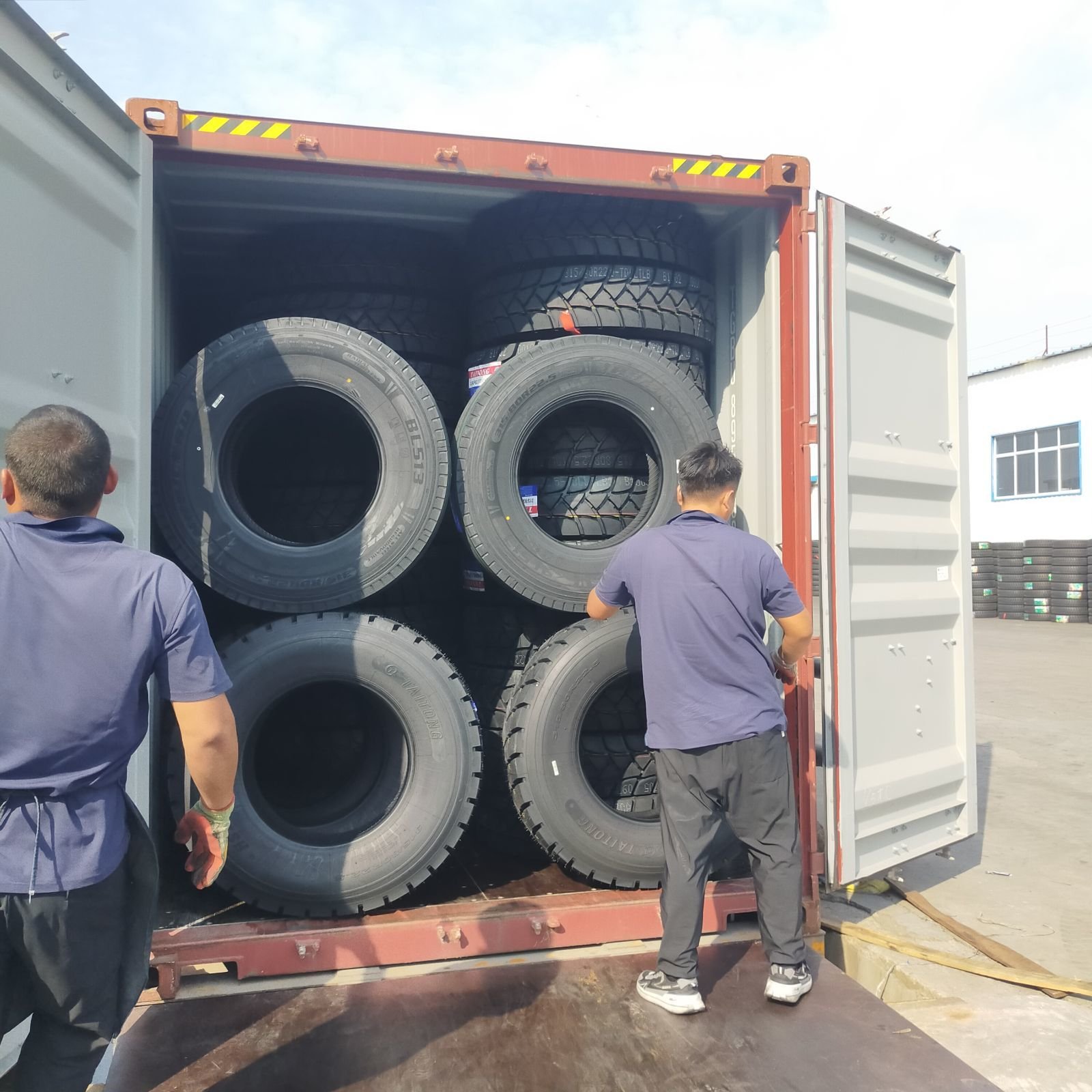 China Factory Truck and Bus Tires9.5R17.5 Heavy Duty315/80R22.5 215/75R22.5 235/75R17.5 235/75R17.5 Radial Truck Tires