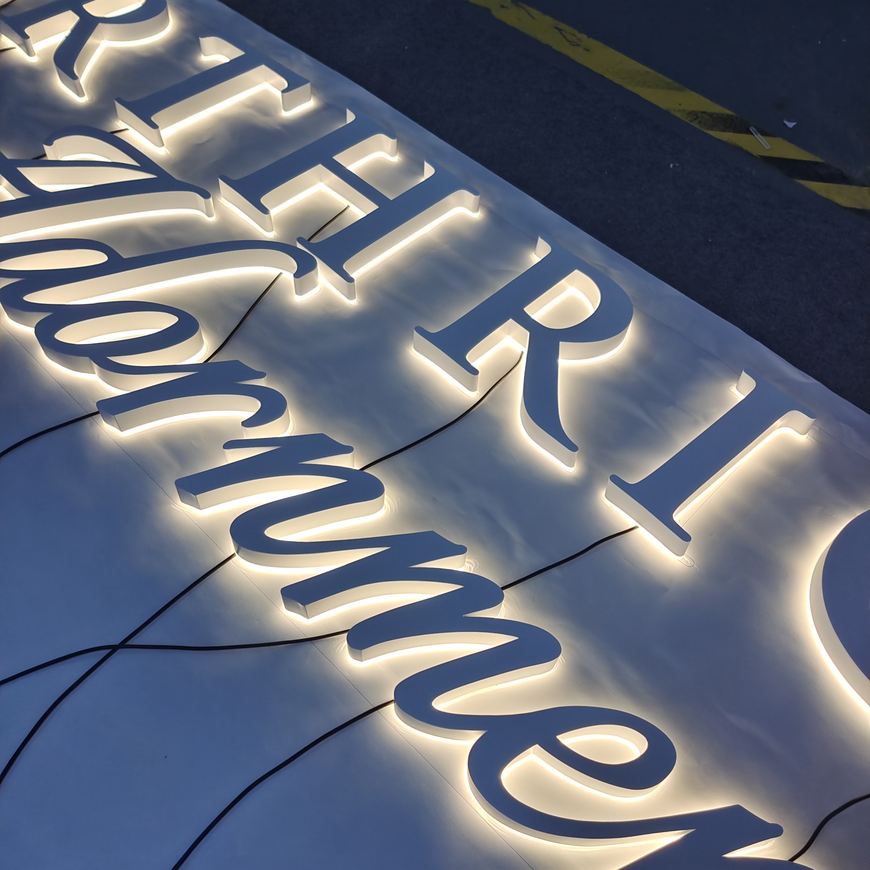 Koncept Luminous Word Laser Cutting Acrylic Letters Custom Sign for Company Logo and Reception Signs Salon Sign