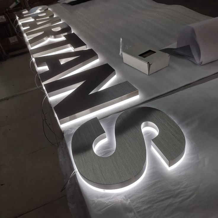Koncept Luminous Word Laser Cutting Acrylic Letters Custom Sign for Company Logo and Reception Signs Salon Sign
