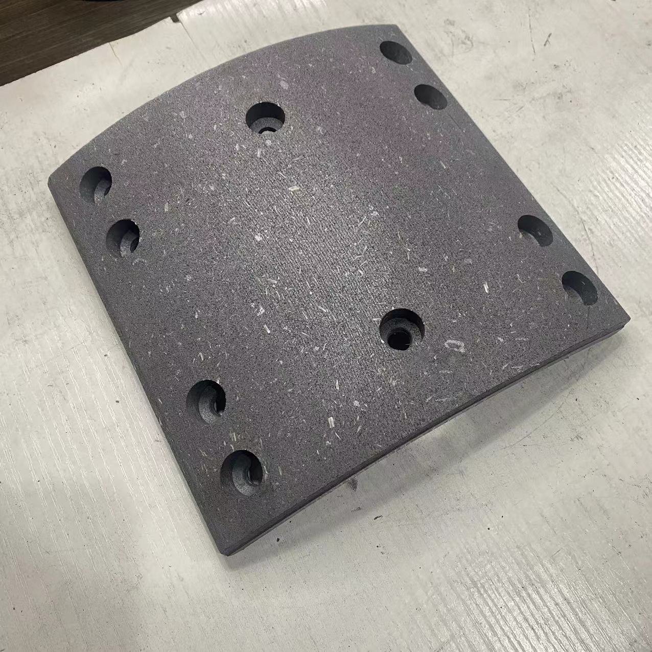 Factory Supply Kinglong HIGER KLQ6103 KLQ6840 Bus ZK6831 ZK6852 Bus Dongfeng EQ Bus Rear Brake Lining 3552-01235