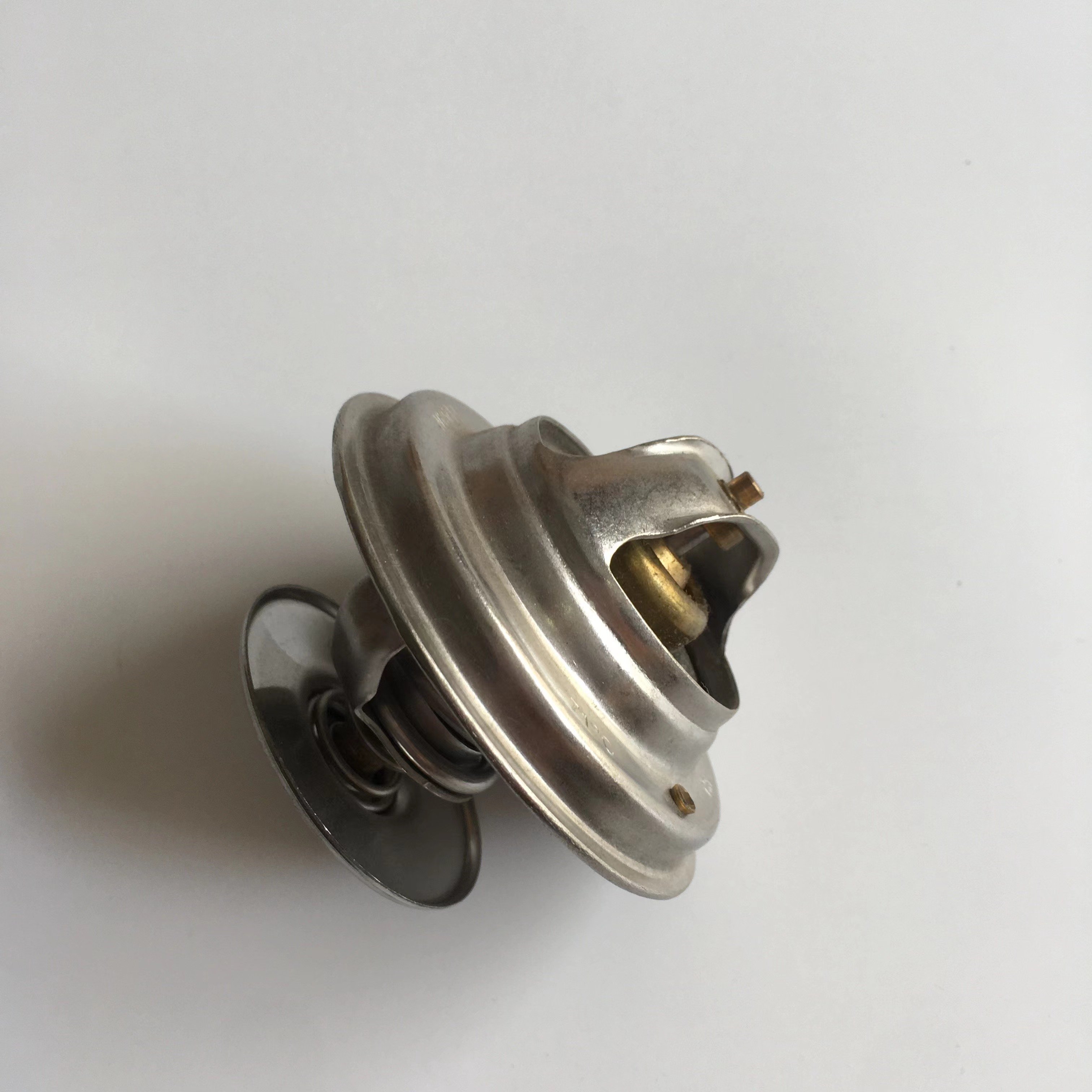 Daewoo Bus Excavator Generator Truck Parts 51.06402-0062 65.06402-0006 71 Degree Thermostat for Doosan