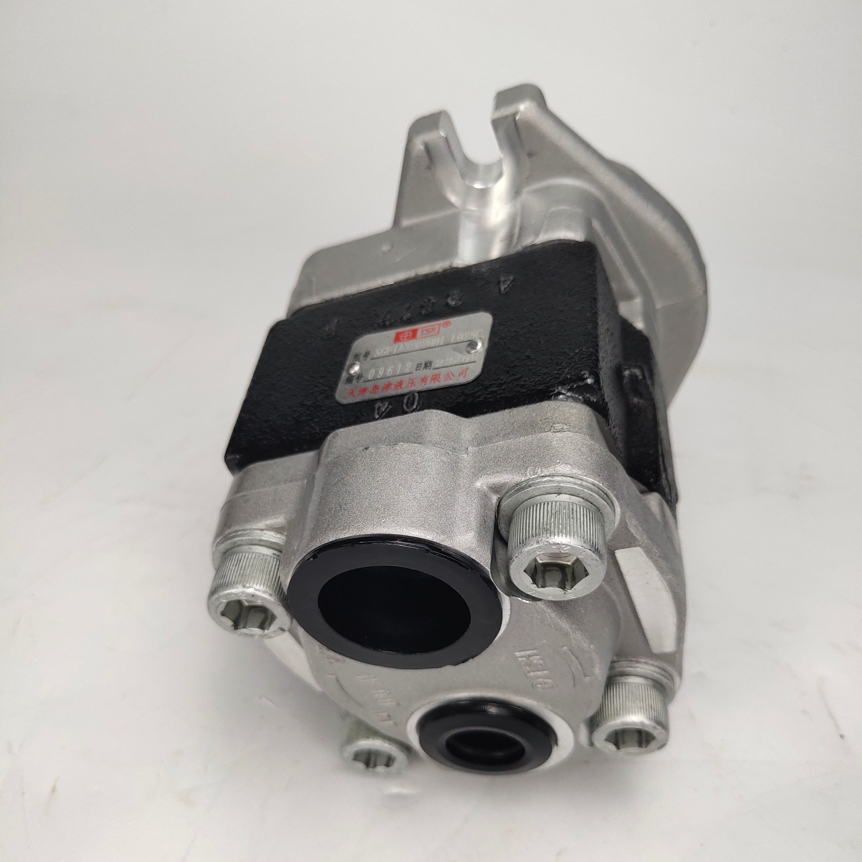XG530 4 Wheel Drive Forklift 3 Ton Diesel Engine Small Forklift Pump Motor / Hydraulic Pump SGP1A32D2HH1-L025C Gear Pump