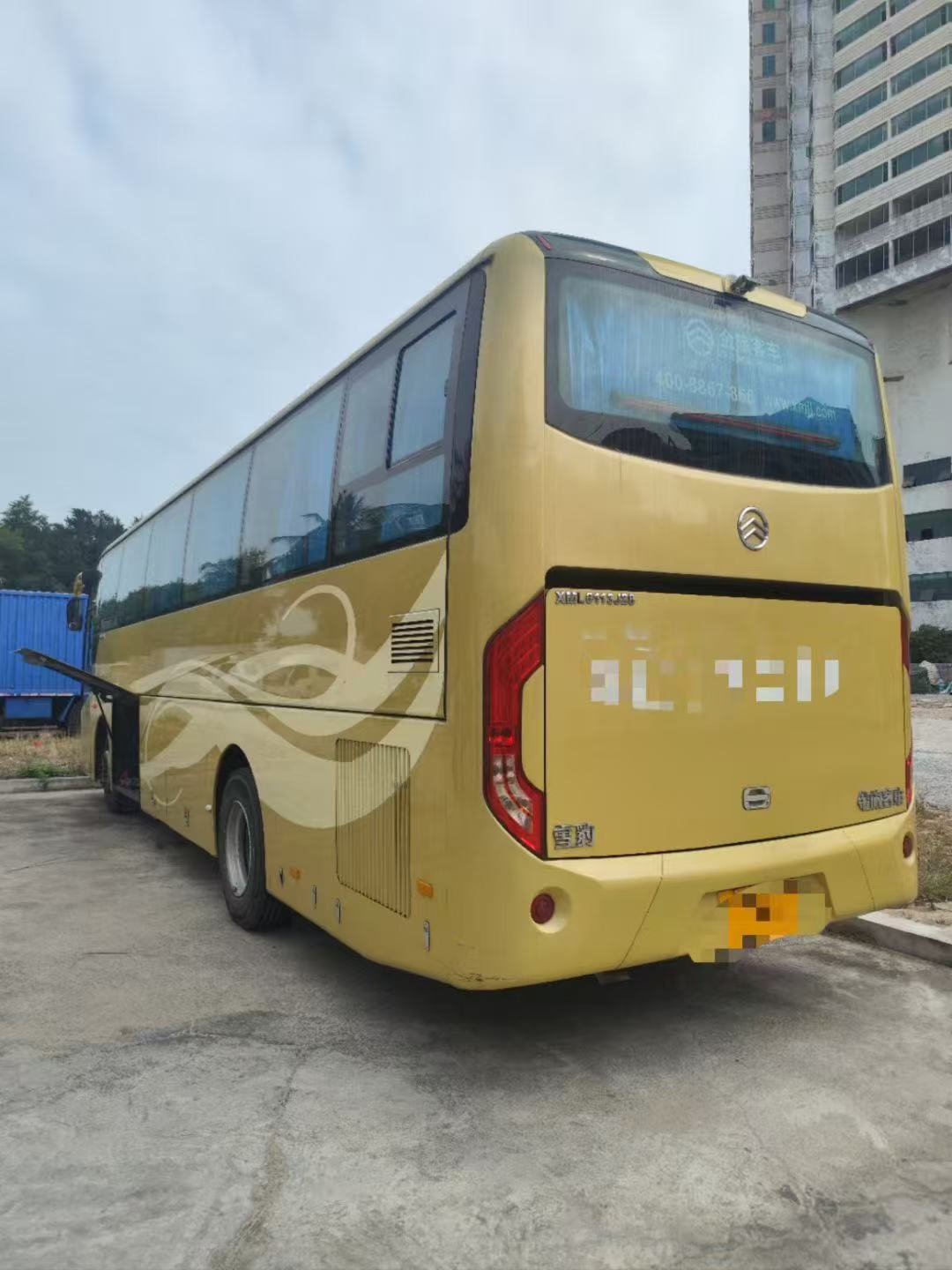 2015 47-passenger Golden Travel Bus with Airbags, Double Doors and Yuchai 260 Engine, Excellent Condition