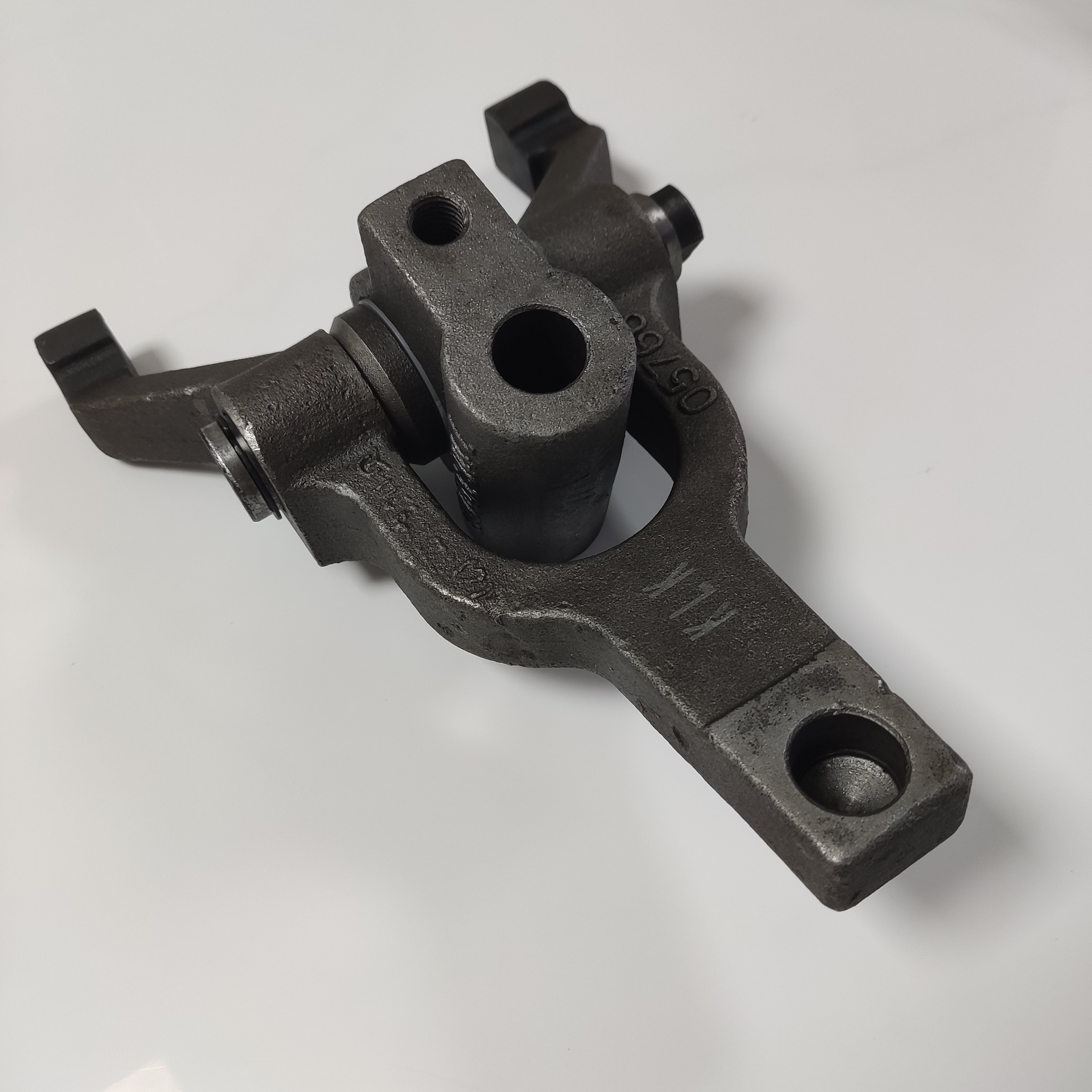 Bus Parts Gearbox Clutch Release Fork for Zhongtong Bus 118302022(2)