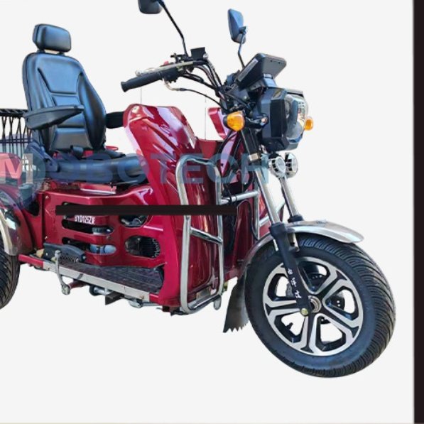 Leisure three-wheeled motorcycle with gasoline and water-cooled engine for home use