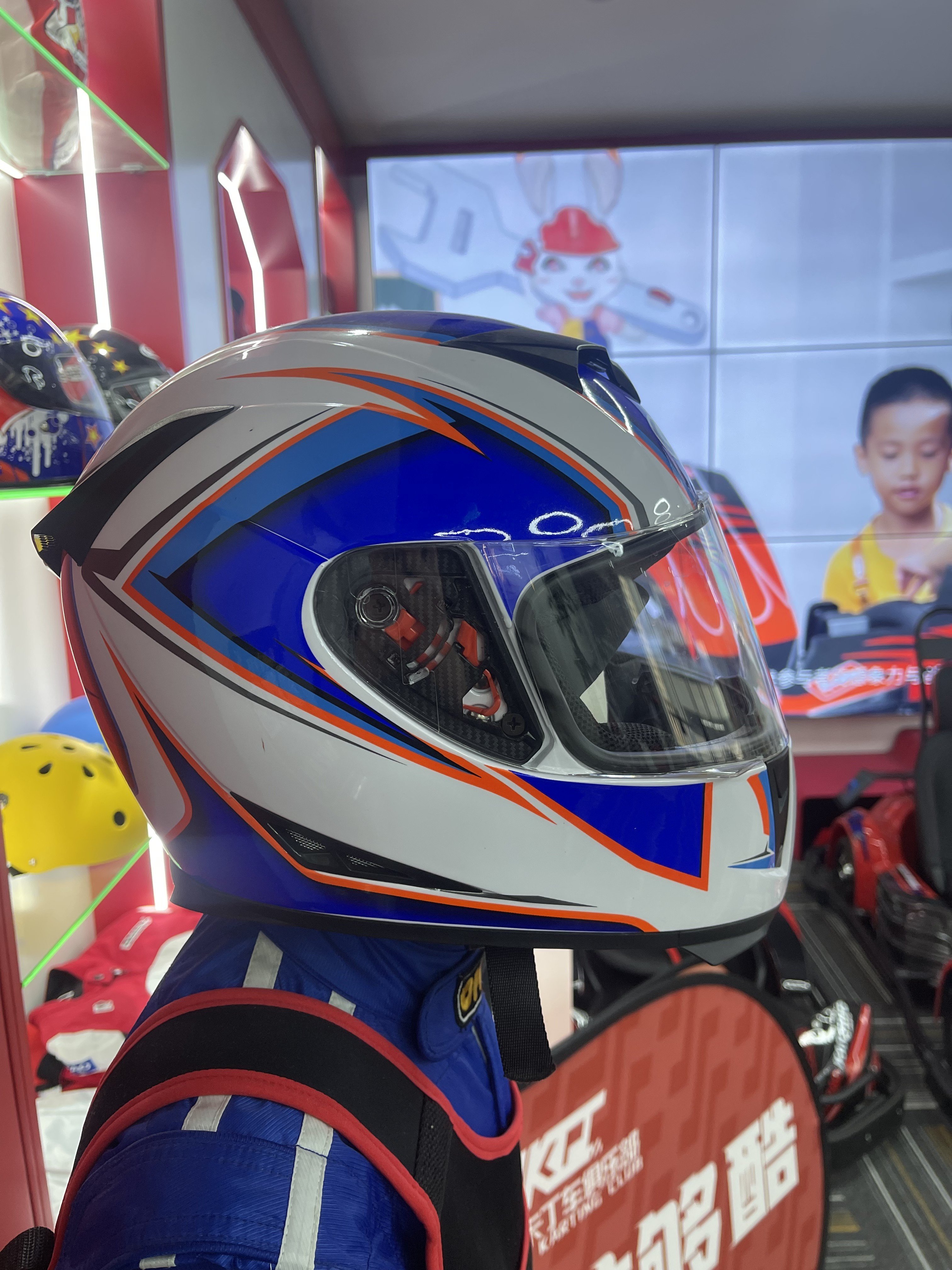 The new popular protective helmet can be used for motorcycles and go-karts