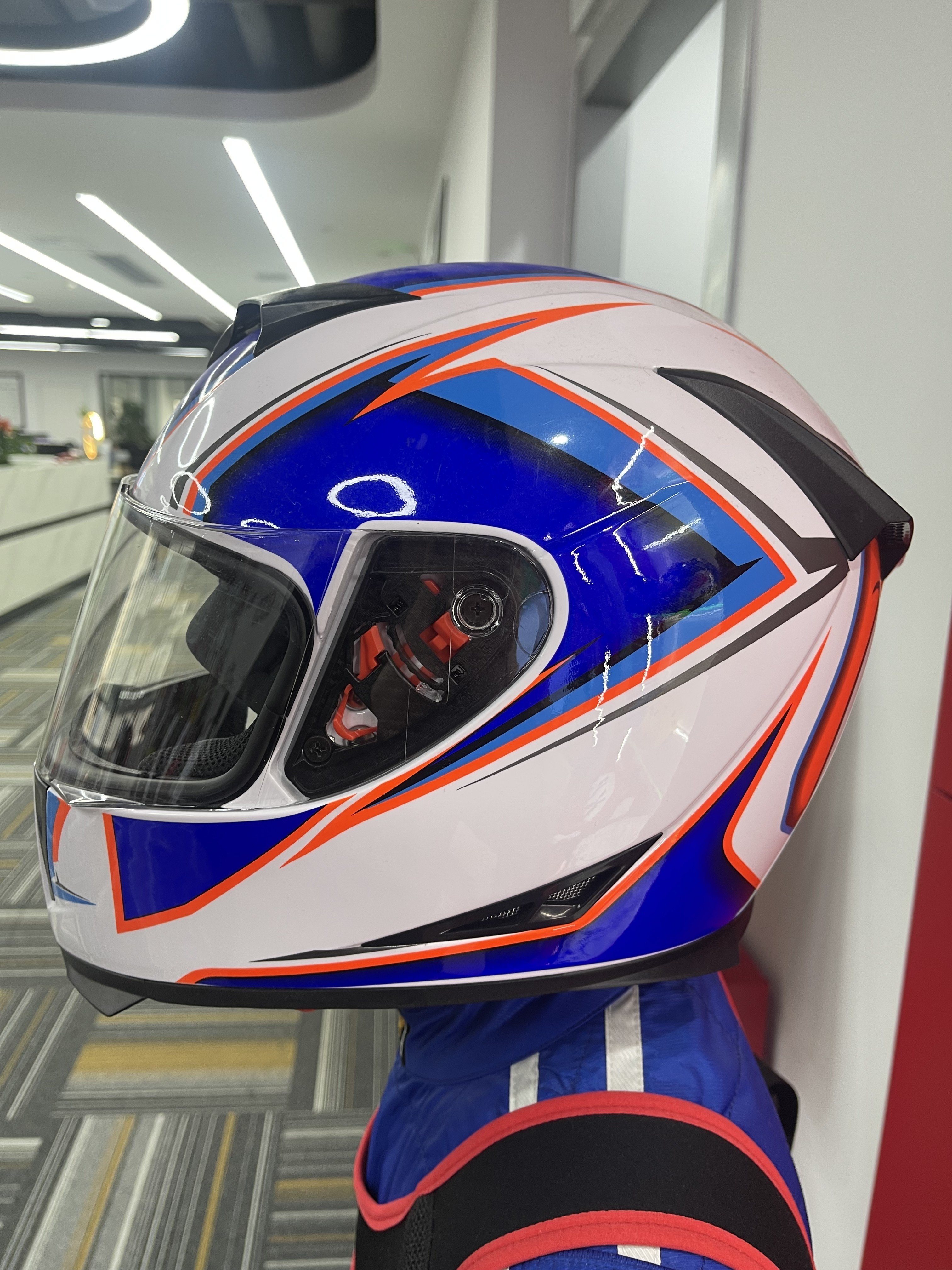 The new popular protective helmet can be used for motorcycles and go-karts