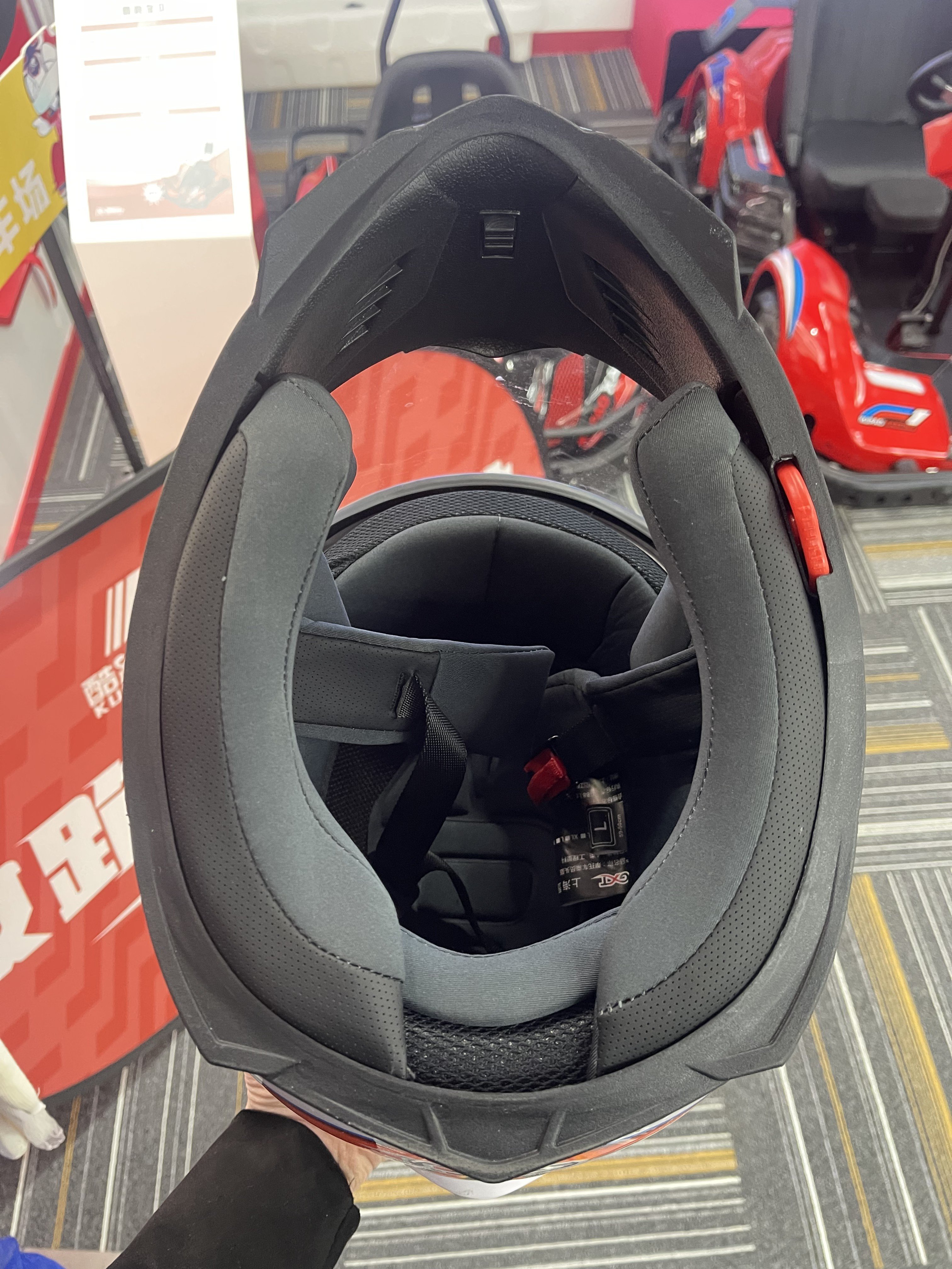The new popular protective helmet can be used for motorcycles and go-karts