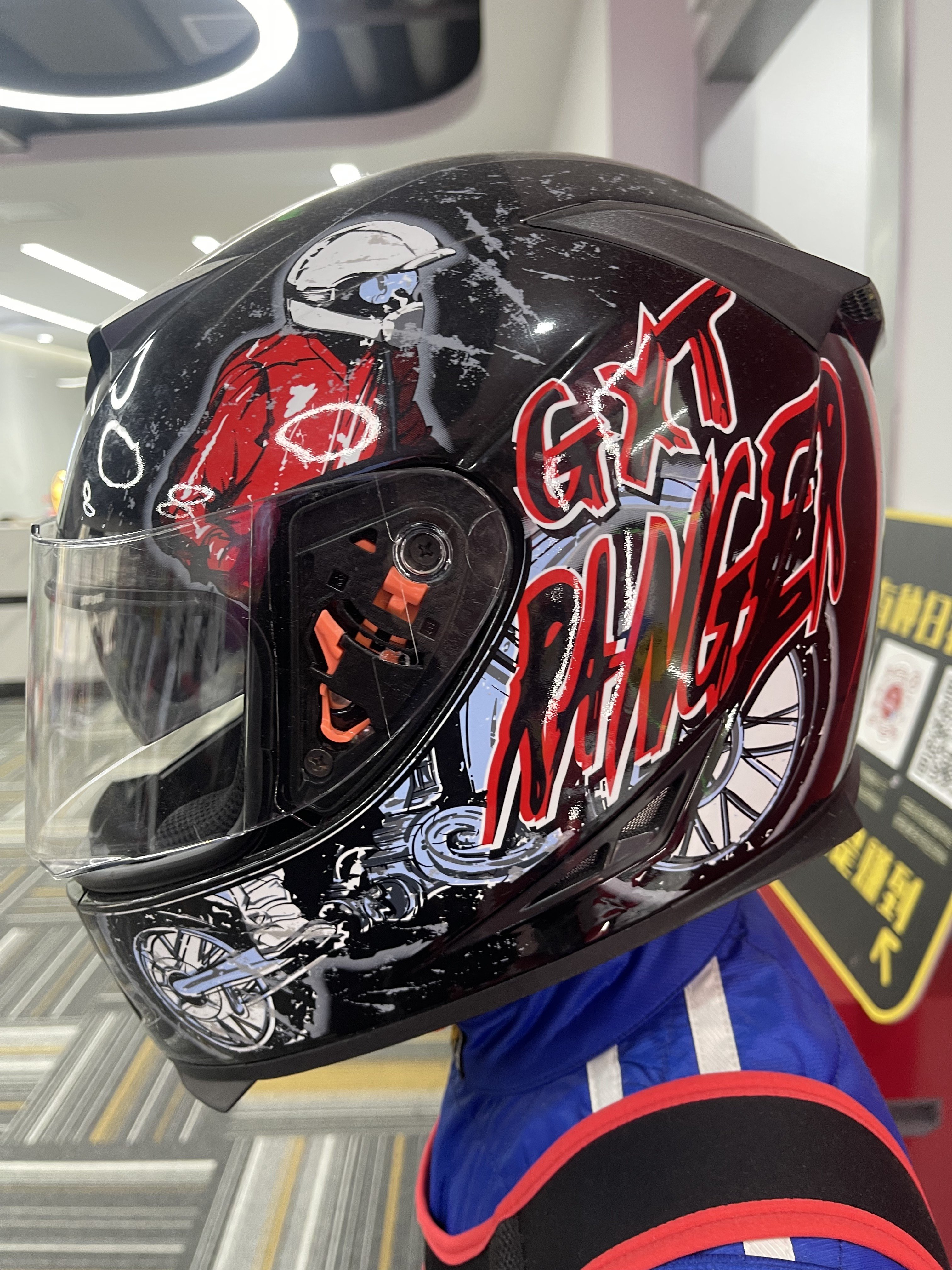 The new popular protective helmet can be used for motorcycles and go-karts