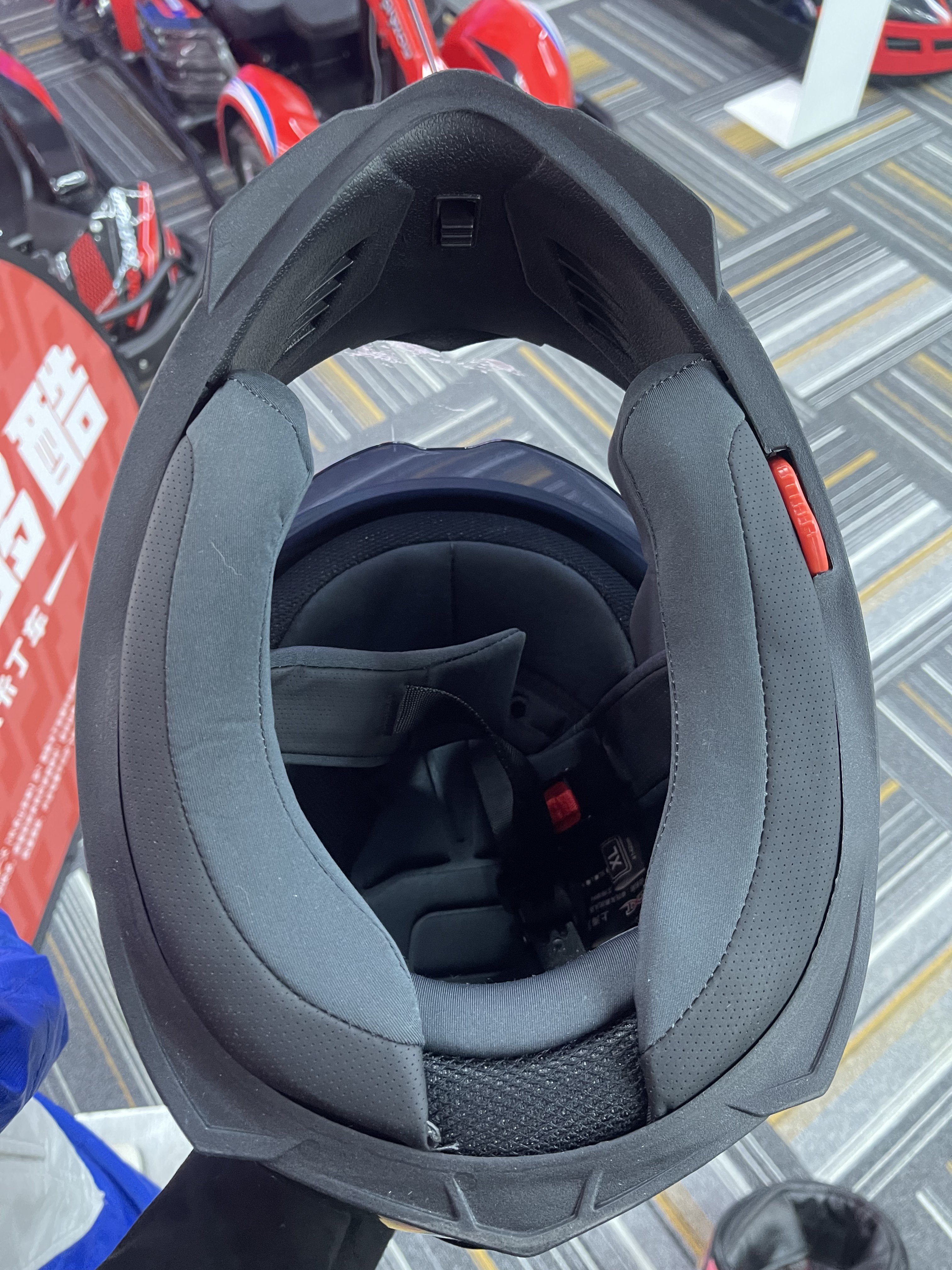 The new popular protective helmet can be used for motorcycles and go-karts