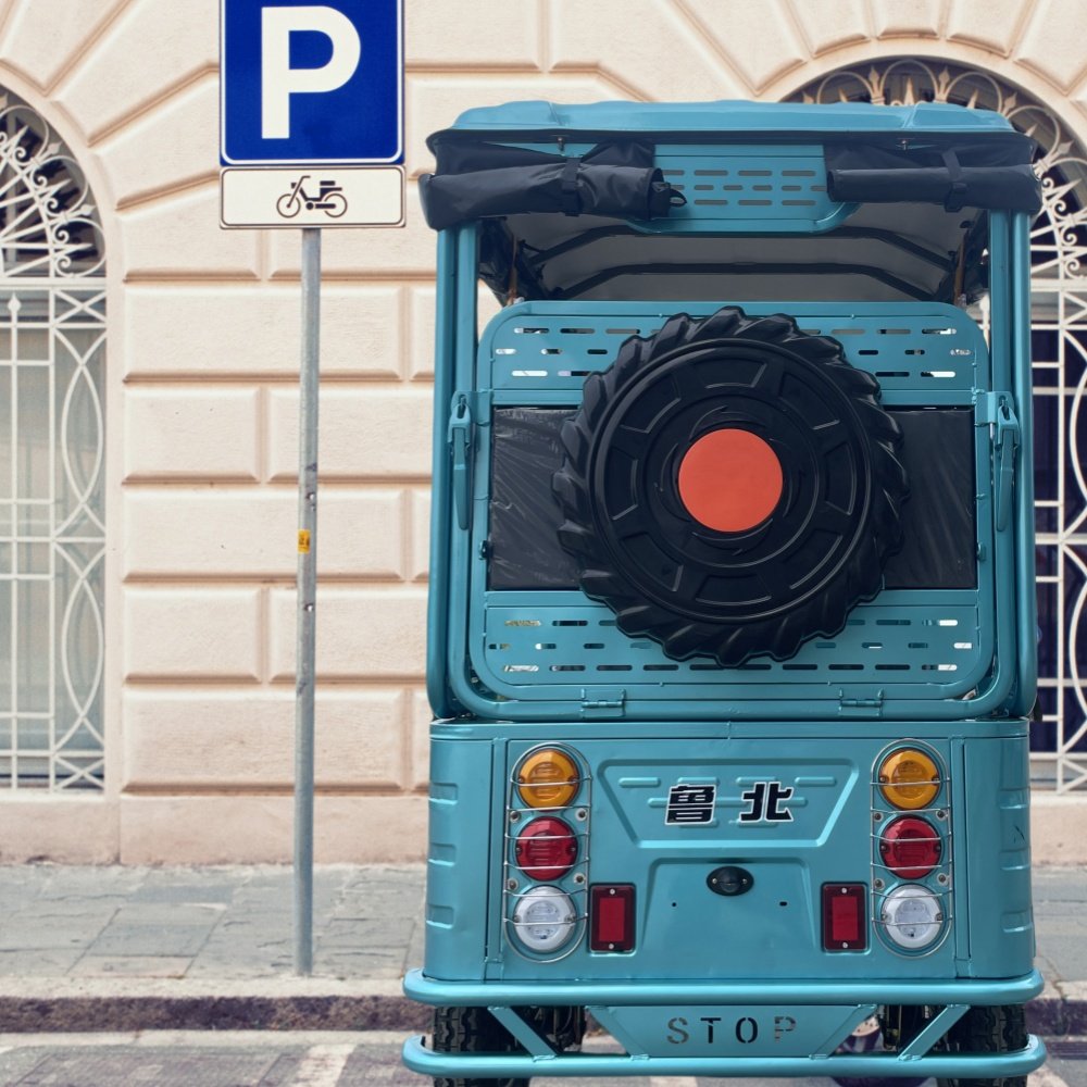 Low Price China Passenger Tuk Tuk Bajaj Rickshaw Electric Closed Tricycle